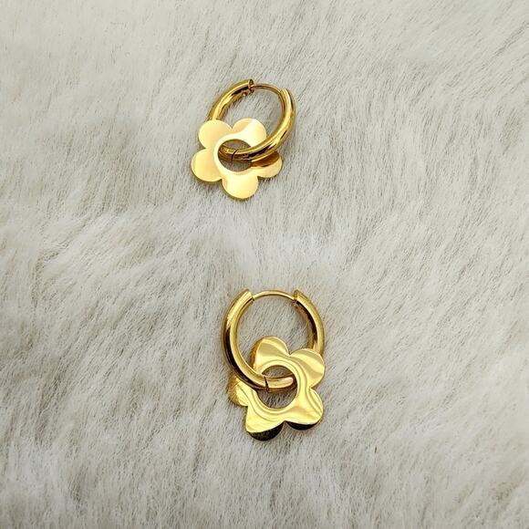NEW Elegant Gold Clover Flower Huggie Hoop Earrings - Picture 10 of 12